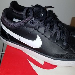 Nike Black & White low tops Gently Worn Size7